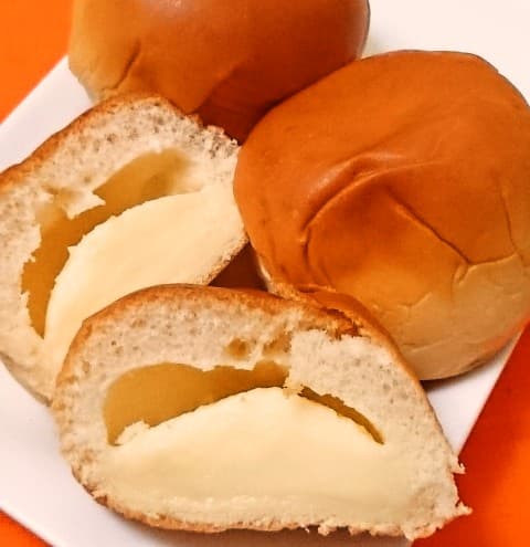 ヤマザキ「薄皮レアチーズクリームパン」