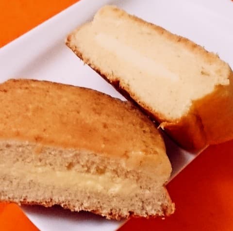 ヤマザキ「ザクザククッキーパン(練乳クリーム)ホームパイ使用」